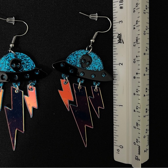 Alien in UFO with Lightning Dangles - Picture 8 of 10